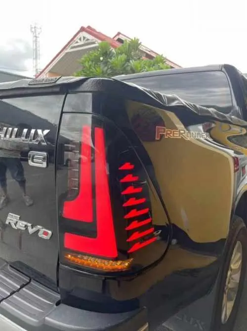 Задні ліхтарі тюнінг LED чорні BW для Toyota Hilux Revo 2014