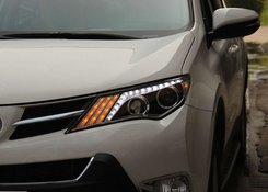Передние светодиодные LED фары с ДХО на Rav4 2013-2016