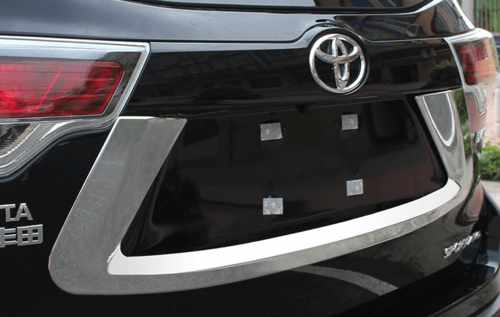 Хром накладка на задню двері центральна для Toyota Highlander 2014+