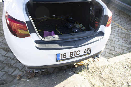 Накладка на задній бампер (ABS) для Opel Astra J 2010- седан