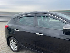 Дефлектори вікон (вітровики) для Hyundai Tucson II 2010-2015 IX35 з нерж. хром полоскою накладні