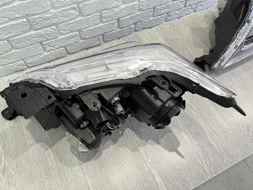 Права фара Lexus LX 570 рестайлінг 2012-