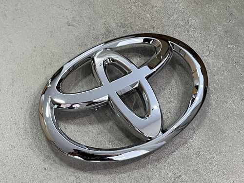 Лого емблема на решітку Toyota Land Cruiser 200 2012-2015
