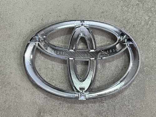 Лого емблема на решітку Toyota Land Cruiser 200 2012-2015