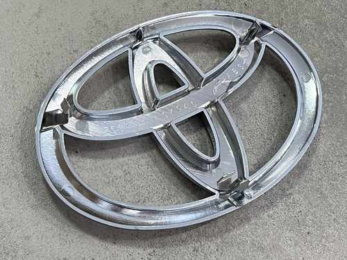 Лого емблема на решітку Toyota Land Cruiser 200 2012-2015