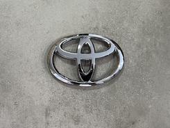 Лого емблема на решітку Toyota Land Cruiser 200 2012-2015
