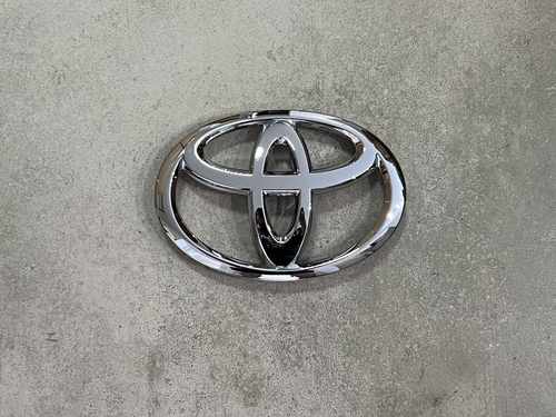 Лого емблема на решітку Toyota Land Cruiser 200 2012-2015