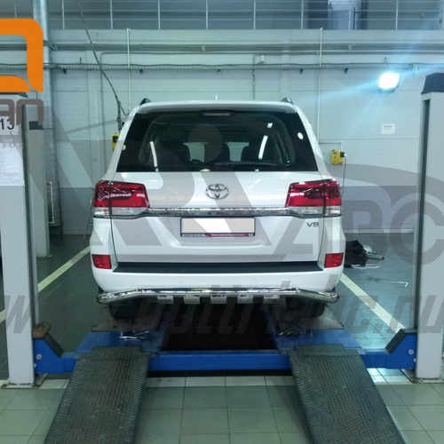 Захист заднього бампера Toyota Land Cruiser 200 (Shark широка) d76/42