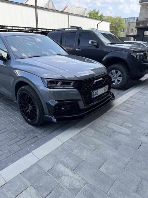 Губа (переднього бампера) Чорний глянець (під RS бампер) на AUDI Q5 80A 2016-2020 року