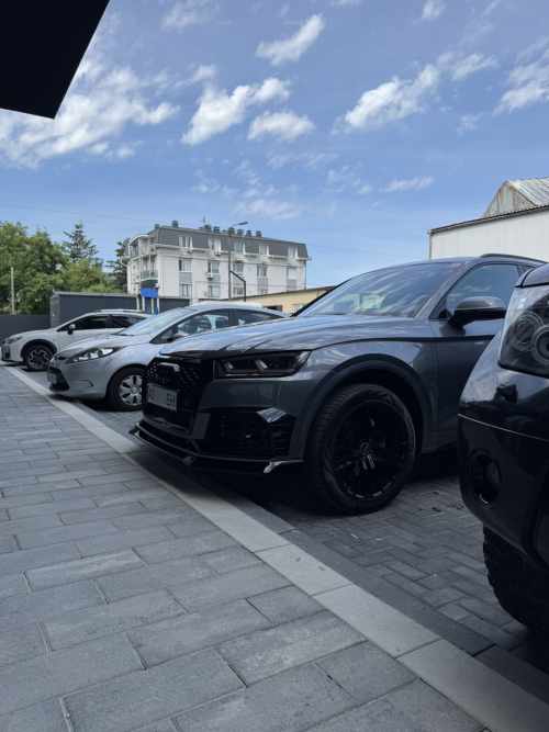 Губа (переднього бампера) Чорний глянець (під RS бампер) на AUDI Q5 80A 2016-2020 року