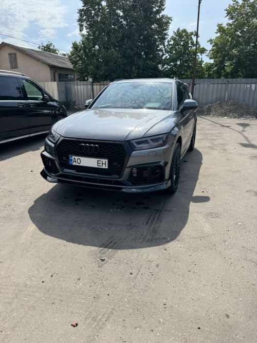Губа (переднього бампера) Чорний глянець (під RS бампер) на AUDI Q5 80A 2016-2020 року