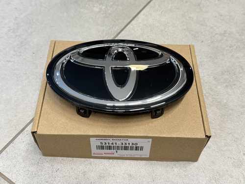 Емблема TOYOTA чорна ПІД ДИСТРОННИК 5314133130