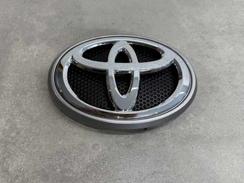 Емблема з подіумом Toyota Land Cruiser Prado 150 2013-2017