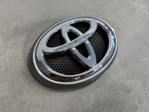 Емблема з подіумом Toyota Land Cruiser Prado 150 2013-2017