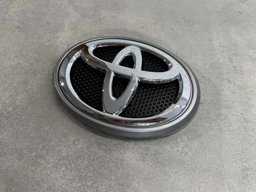 Емблема з подіумом Toyota Land Cruiser Prado 150 2013-2017