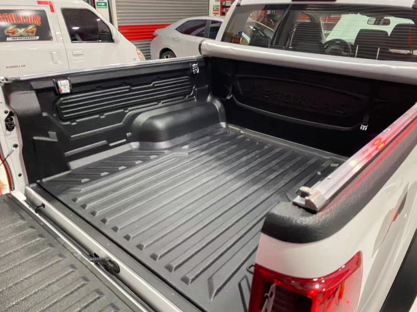 Кришка на кузов (тент) Toyota Hilux 2015&ndash;2026 (м&rsquo;яка рулонна Soft Roll Cover) Xukey