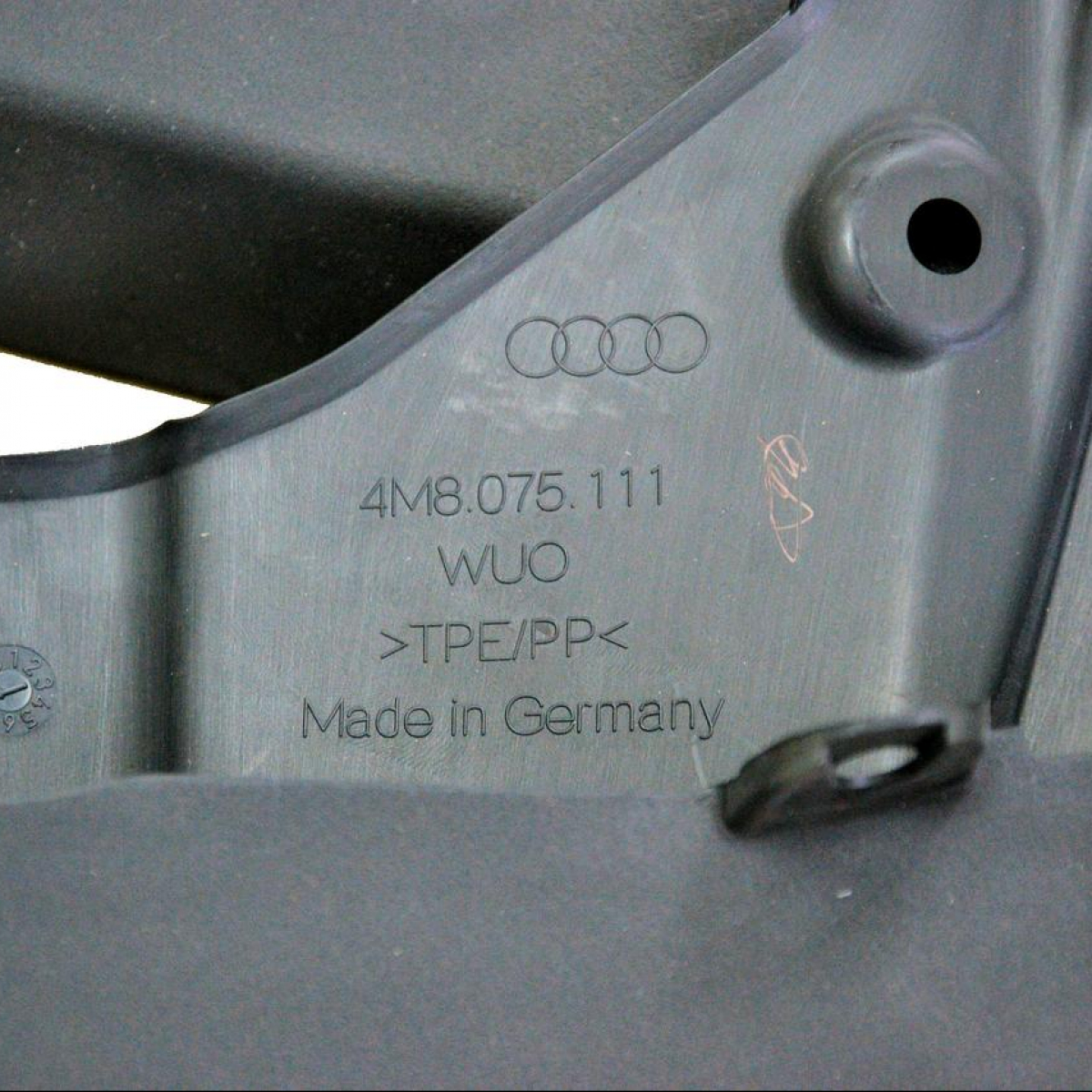 Передні бризковики Audi Q8 (18-) кт 2шт 4M8075111