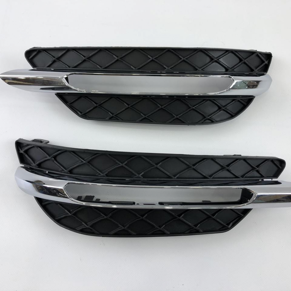 Грати в бампер хром вставки Mercedes W204 2009-2014год 2048803224-2048852974