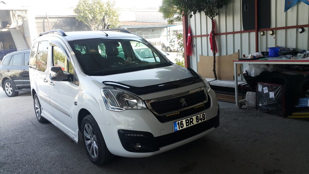 Дефлектор капота (EuroCap довга) для Citroen Berlingo 2008-2018 років.